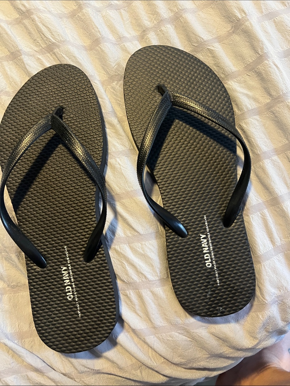 Old Navy Black Textured Rubber Flip Flops - Picture 1 of 2